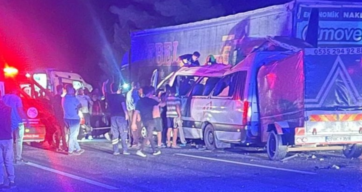 feci kaza 3 can aldi 16 kisi yaralandi minibus tira carpti E8SRLOLl