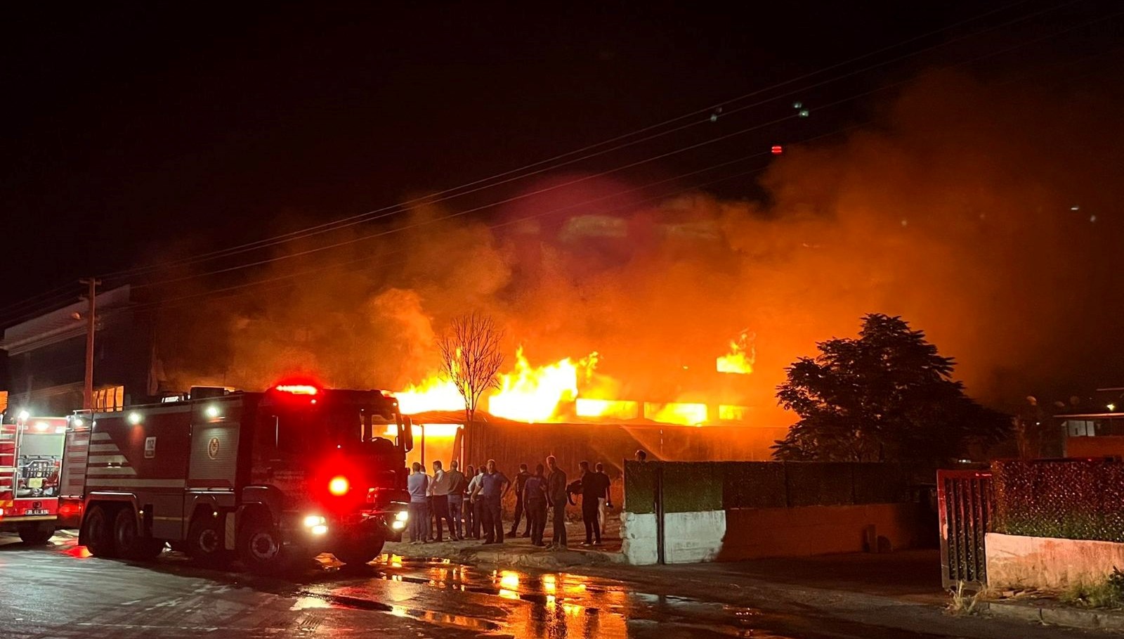 izmirde fabrika yangini ekipler mudahale eidyor 8csTHctx