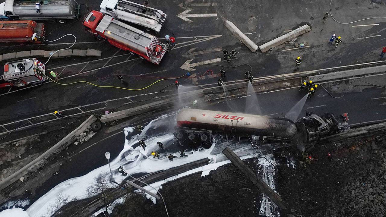 meksikada yanici madde tasiyan tanker patladi 3 olu 70 yarali qLqb2cVY