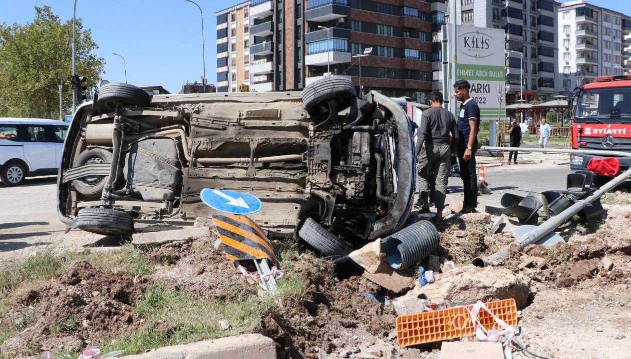 otomobil ile hafif ticari arac carpisti 3 kisi yaralandi l6DBvfHu