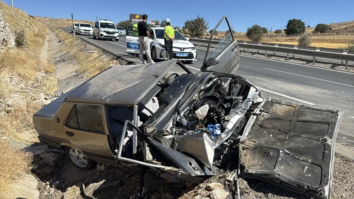 sivasta otomobil sarampole devrildi 3 yarali M65Zk5PH