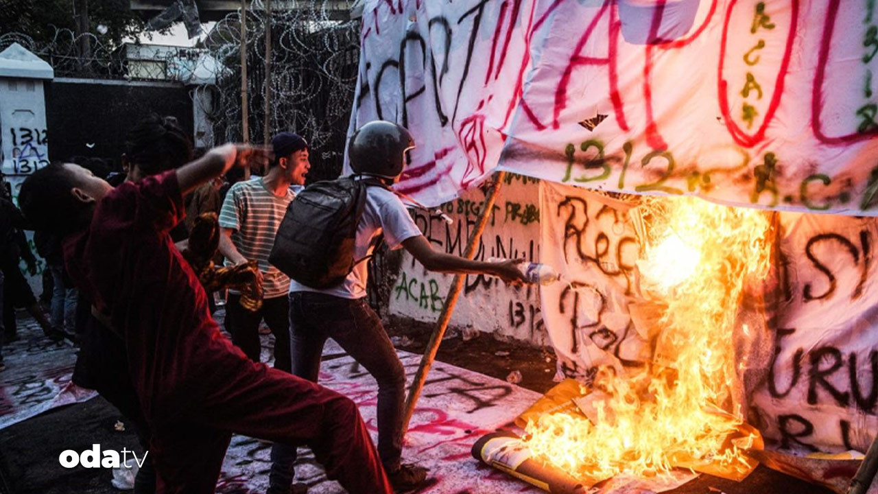 tunusta seyyar saticinin olumuyle baslamisti bu kez kurye cinayeti ardindan baslayan eylemler durdurulamiyor endonezya bahari aP15Cxnb