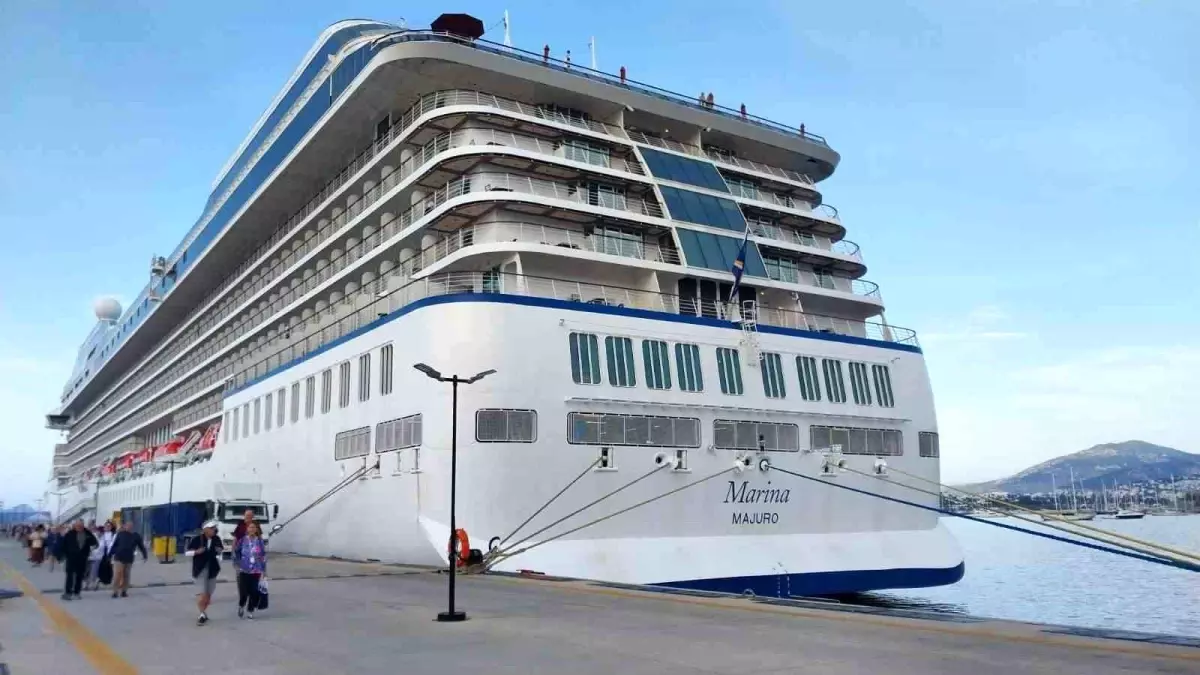 bodruma marina gemisi ile 1194 yolcu geldi 5ABnUN67.jpg