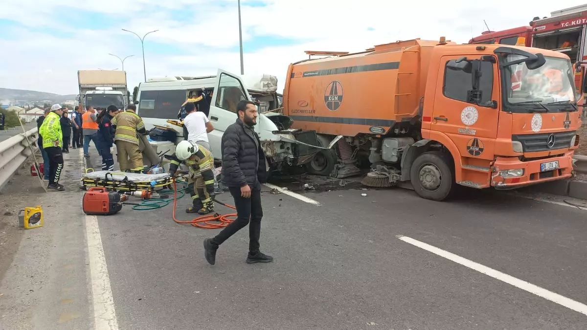 kutahyada motokaravan kazasi surucu hayatini kaybetti UHOBmud3