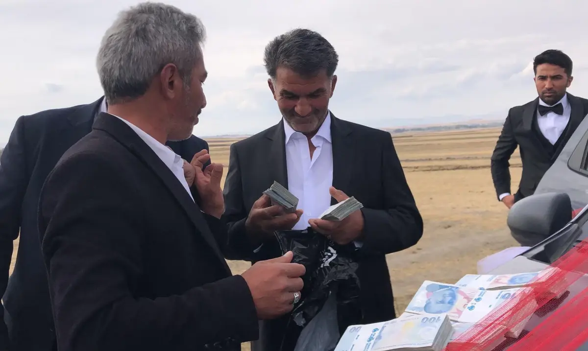 muhtar dugun konvoyunu kesti 60 bin lira bagis topladi hGXhVTCF.jpg