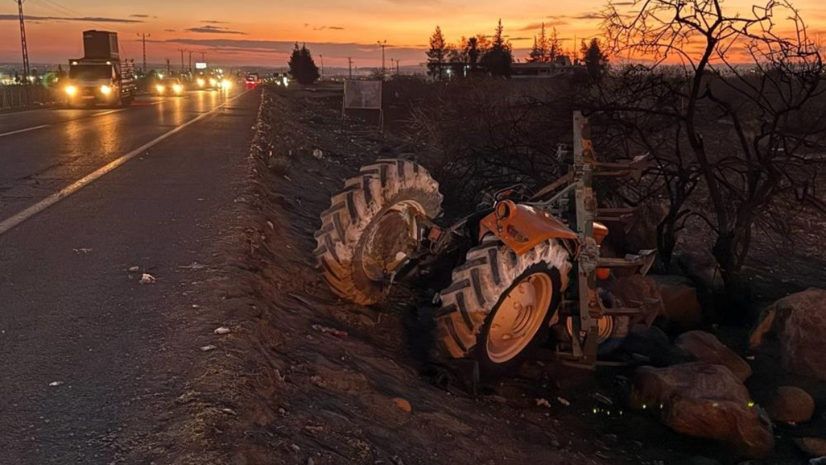 sanliurfada traktor devrildi 2 yarali hTyMGE54.jpg