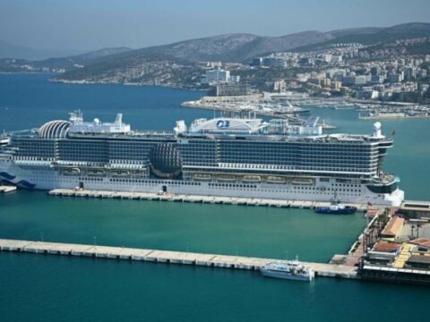 Kuşadası’na Dev Kruvaziyer Gemisiyle Gelen 4 Bin Turist Coşkusu