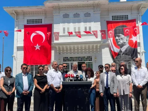 Mudanyada ismet inonu protestosu mudanya belediye baskani dalgic acik bir ozur bekliyoruz spfkqyee